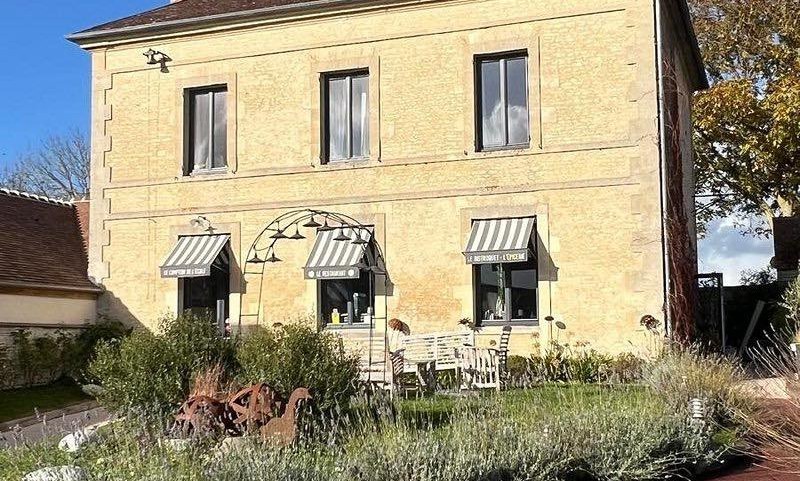 Façade de l’ancienne école devenue restaurant à Goulet