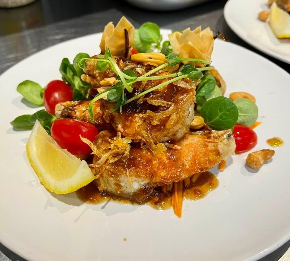Une assiette colorée du chef Toon, aux herbes fraîches et aux accents thaïlandais