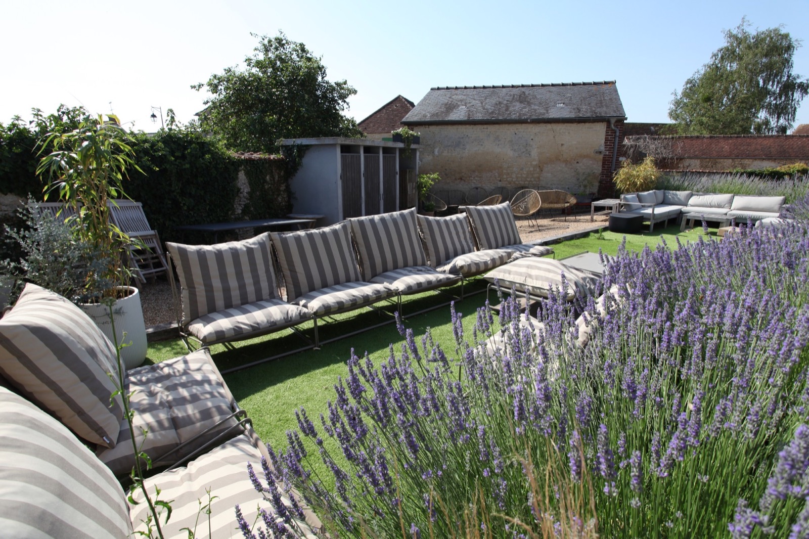 Le salon de jardin et les lavandes
