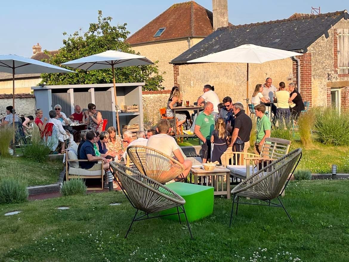 Des convives réunis dans le jardin du Comptoir de l'École à Goulet