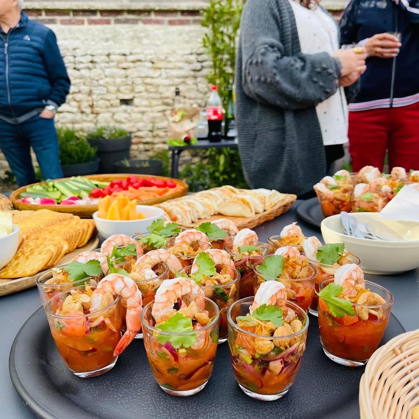 Un buffet préparé dans le jardin du Comptoir de l'École