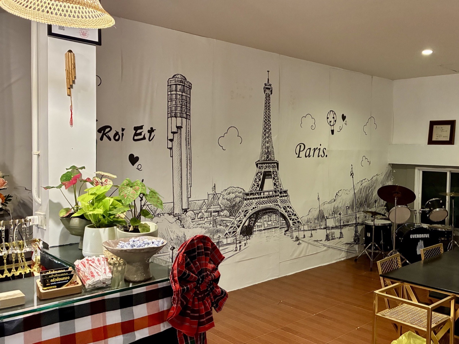 Décoration reliant Roi Et et Paris à l’intérieur du restaurant