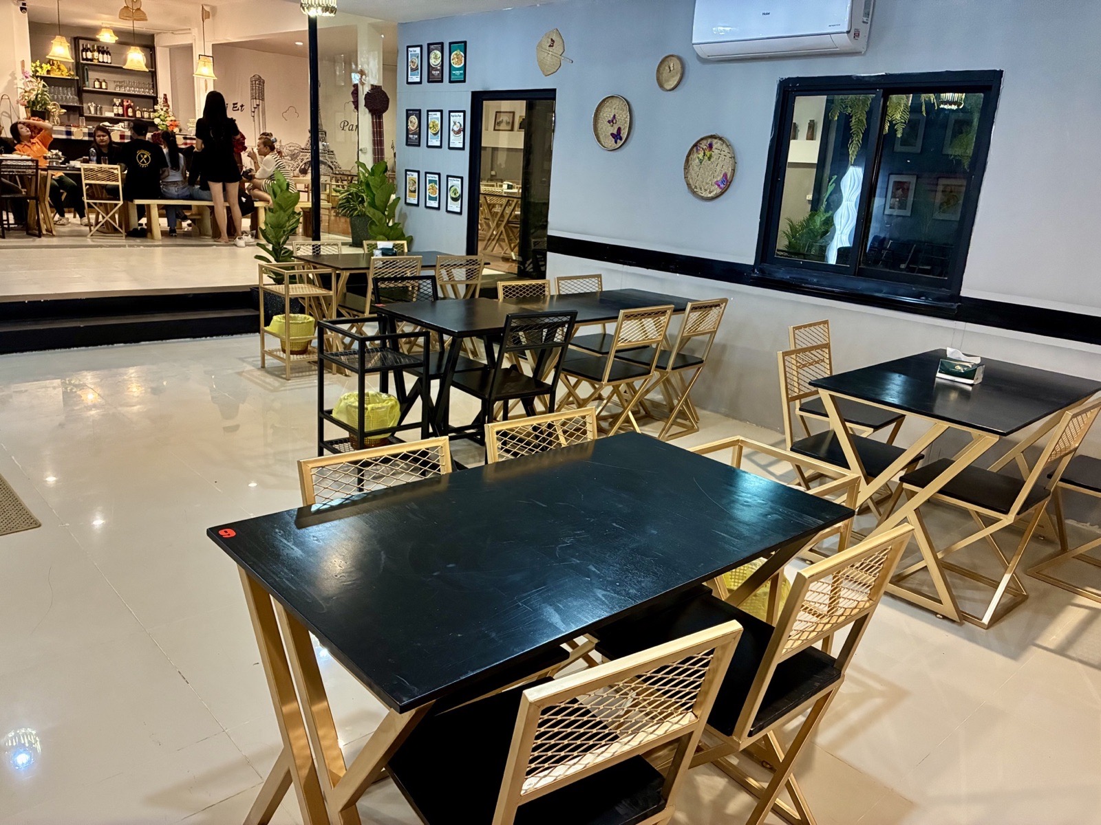 Salle climatisée du restaurant Kua ChongTong à Roi Et
