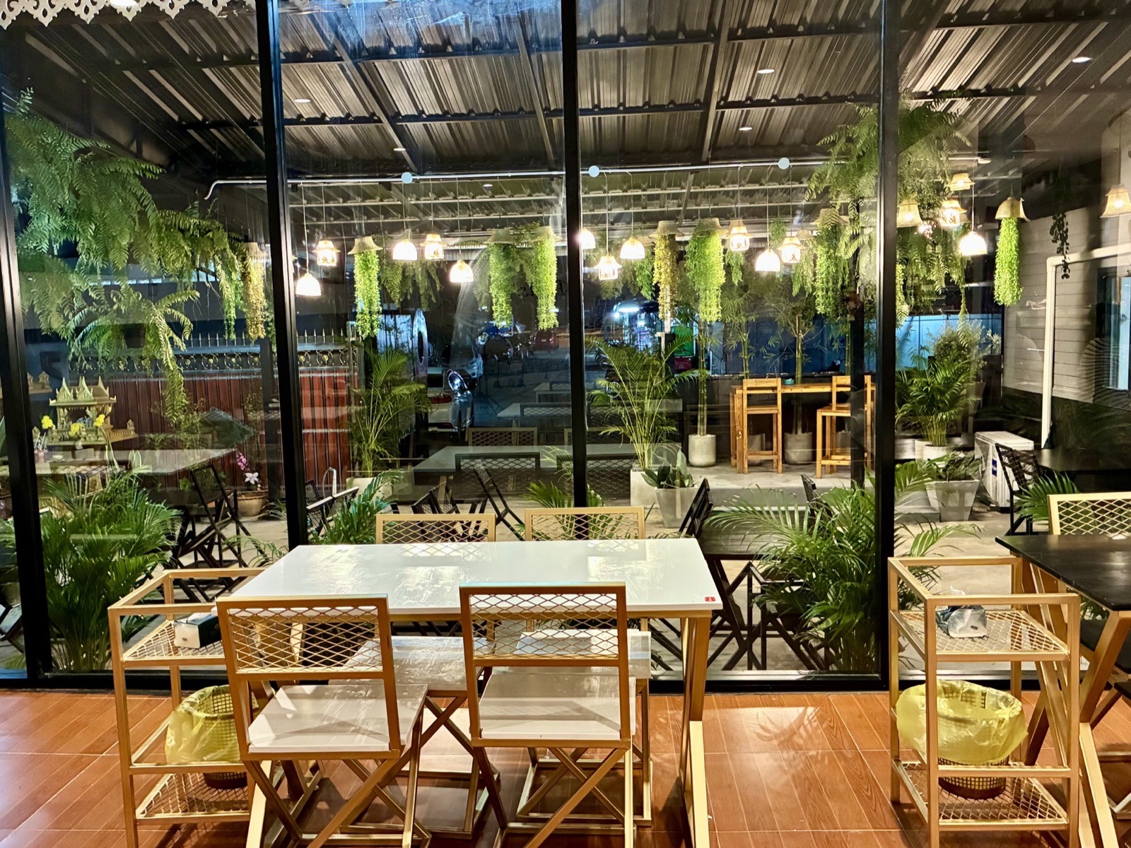 Terrasse tropicale et végétalisée du restaurant Kua ChongTong à Roi Et