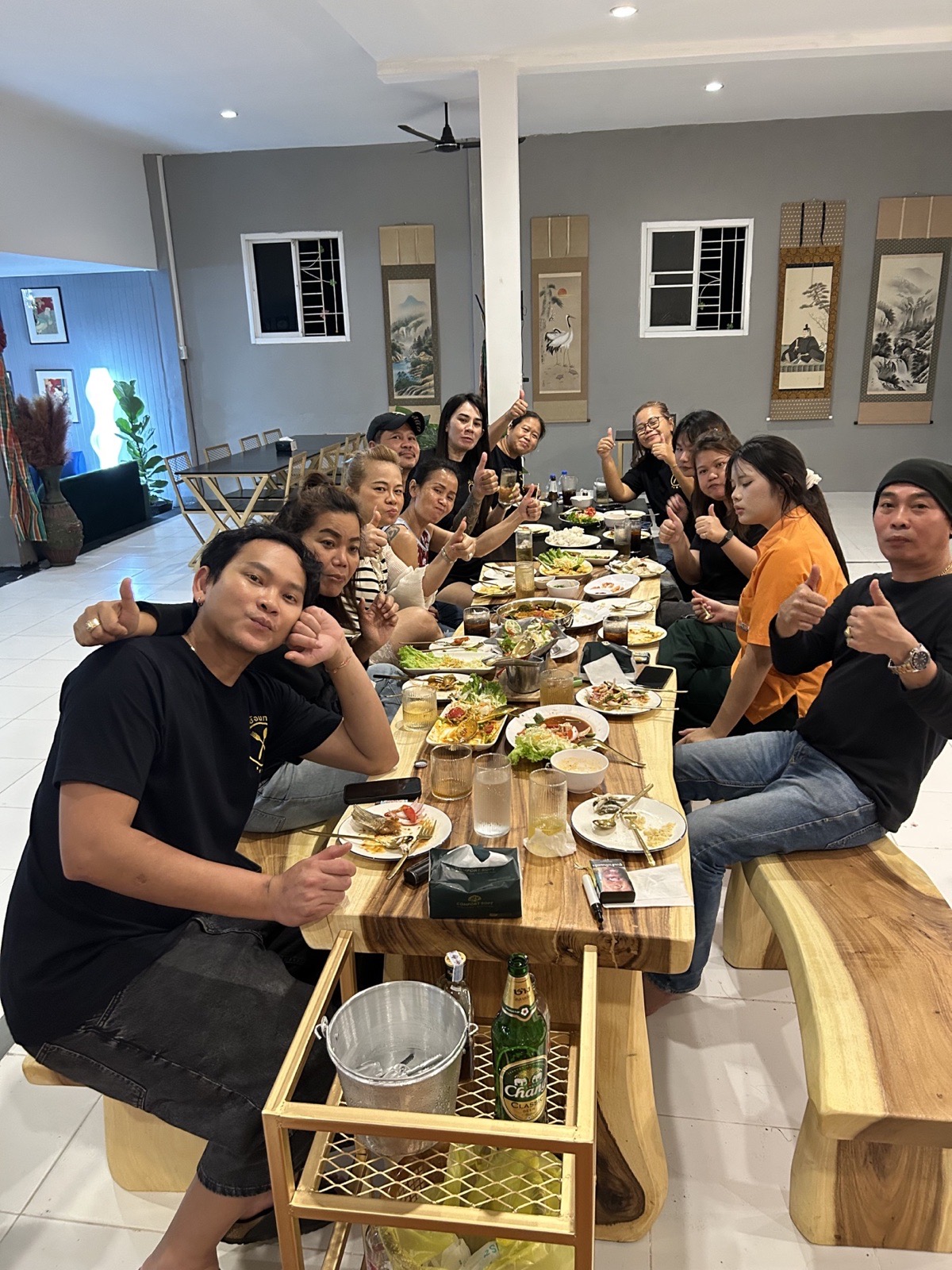 Convives réunis autour d’une grande table à Kua ChongTong