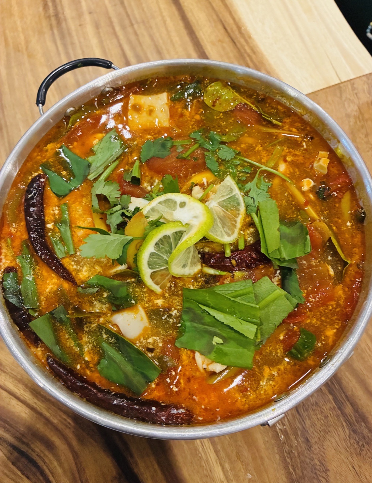 Spécialité thaïlandaise aux herbes fraîches et au citron vert