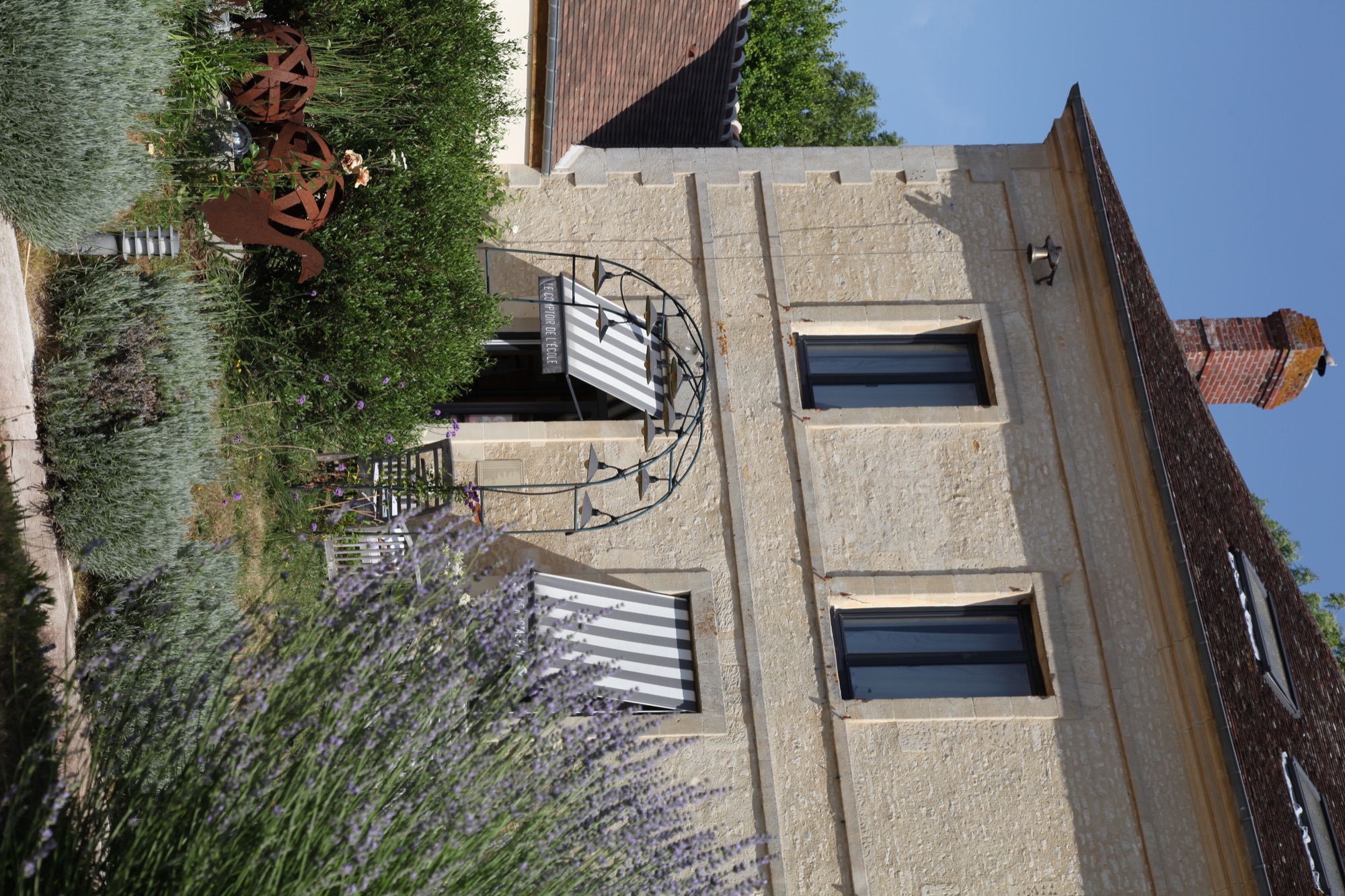 Façade en pierre, lavandes et jardin du restaurant de Goulet